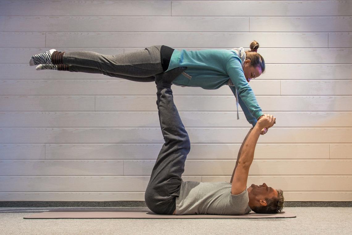 Börja med AcroYoga. AcroYoga med en "bas" och en "flygare"