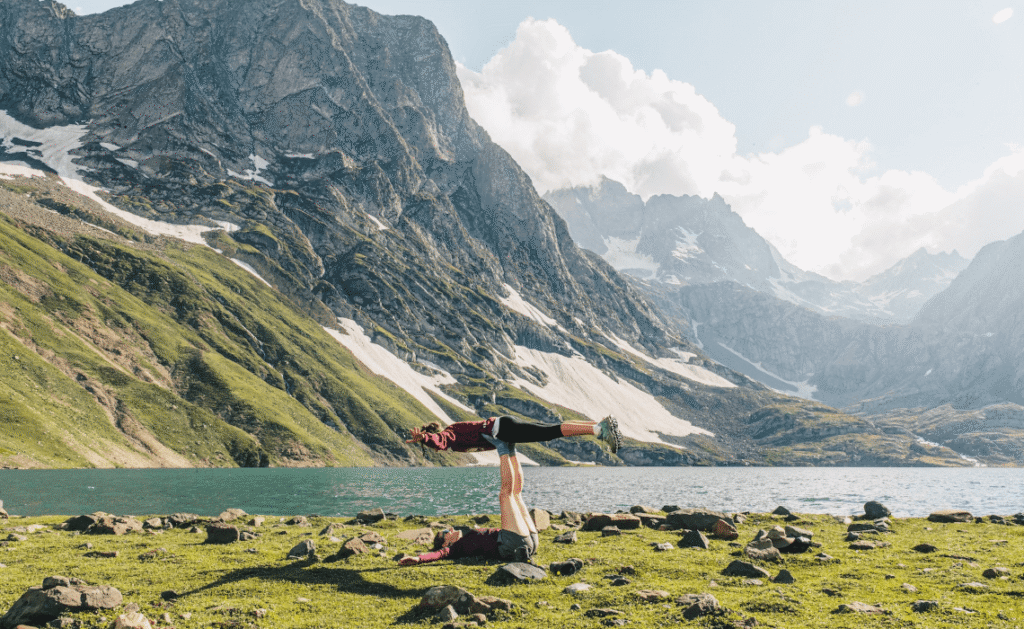 Testa Acro Yoga i naturen. Foto: Jannes Jakobs Licens: Unsplash