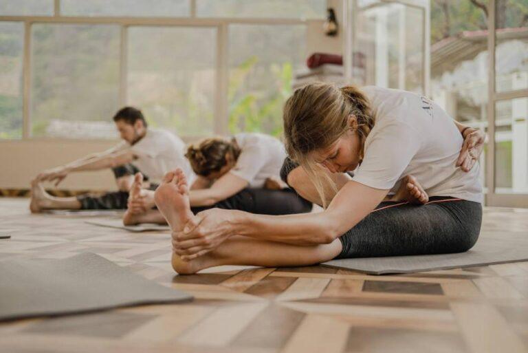 Företagsyoga i Stockholm. Yoga klass i en sal.