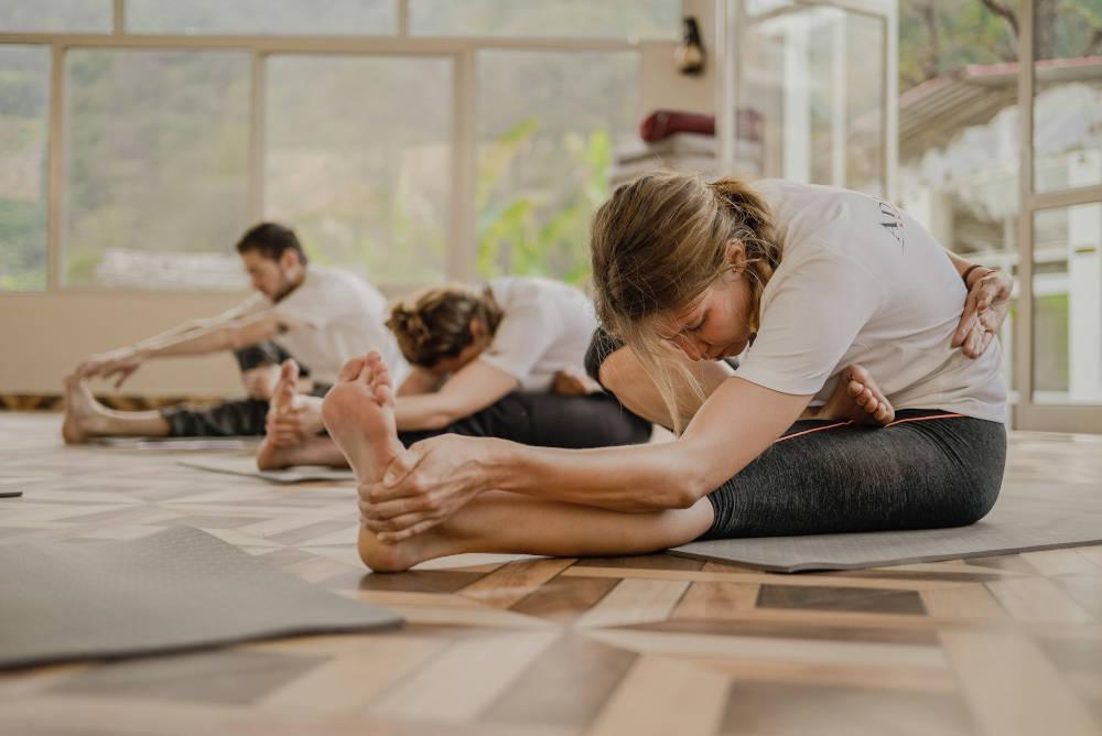 Företagsyoga i Stockholm. Yoga klass i en sal.